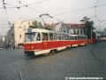 Souprava vozů T3 ev.č.6171+6129 vypravená na linku 19 projíždí křižovatkou dolní Palmovka | říjen 1996