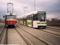 Prototypový vůz RT6N1 ev.č.0028 ještě v zelenobílém laku na vnitřní koleji smyčky Sídliště Řepy ve společnosti soupravy vozů T3 vedené vozem ev.č.6242 vypravené na linku 9. | 1994