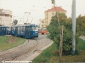 Souprava vozů T3 ev.č.6312+6314 vypravená toho dne na linku 18 zatahuje do vozovny Pankrác přes kusou kolej, na níž v tuto chvíli odbočuje. | 5.10.1996