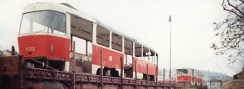 Vyřazené vozy T3 ev.č.6322 a ev.č.6559 naložené na plošinových vozech v areálu nádraží ČD Praha-Smíchov. | 19.4.1995