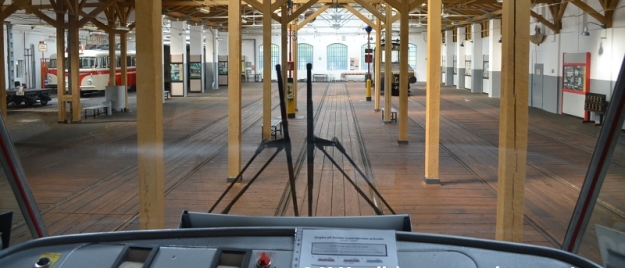 Pohled ze stanoviště vozu T3 ev.č.6340 po návratu z průvodu do prázdné expozice Muzea MHD. | 20.9.2015