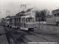Souprava vozů T3 #6472+6475 vypravená na linku 28 využívá křížový kolejový přejezd v původní smyčce Smíchovské nádraží. | 19.11.1977