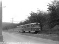 Souprava vozů T3 ev.č.6538+6539 najíždí na trasu linky 9 stoupáním podél Kukulovy ulice. | 3.9.1979