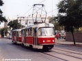 Souprava vozů T3 ev.č.6568+T3SUCS ev.č.7212 vypravená na linku 1 opustila zastávku Tusarova a přes křižovatku s Jateční ulicí, do níž ústil v roce 1984 vratný trojúhelník míří k Pražské tržnici. | 15.8.2003