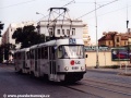Souprava vozů T3 ev.č.6569+6532 vypravená na linku 24 opustila zastávku Tusarova a přes křižovatku s Jateční ulicí, do níž ústil v roce 1984 vratný trojúhelník míří k Pražské tržnici. | 15.8.2003