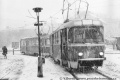 Za hustého sněžení vysazuje cestující ve výstupní zastávce smyčky Náměstí Josefa Marata souprava vozů T3 na lince 10, vedená vozem #6697. | 19.3.1976