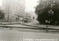 Souprava vozů T3 ev.č.6700+6198 vypravená na linku 31 manipuluje na kusé koleji trojúhelníku Invalidovna, zřízené v Molákově ulici | 15.8.1981