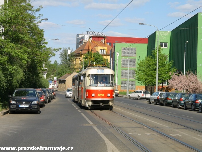 Souprava vozů T3 ev.č.6710+6815 vypravená na linku 11 míří k zastávce Michelská. | 30.4.2007