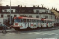 Souprava vozů T3 #6742+6743 vypravená na linku 24 vyčkává u zastávky Nádraží Strašnice na signál volno pro odbočení do smyčky. | 10.1.1995