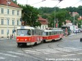 Souprava vozů T3 ev.č.6748+6749 vypravená na linku 22 opustila zastávku Malostranská a křižovatkou dolní Klárov míří na Mánesův most. | 10.7.2005