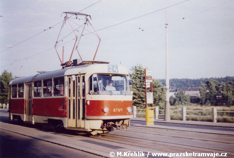 Vůz T3 ev.č.6765 vypravený na linku 24 vjíždí do zastávky Jatky, která dnes nese jméno Pražská tržnice. | 16.8.1975
