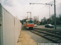 Souprava vozů T3 ev.č.6824+6823 vypravená na linku 17 opouští jednokolejný úsek tramvajové tratě a míří k zastávce Ládví. | 6.4.2002