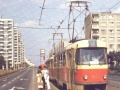 Souprava vozů T3 vedená vozem ev.č.6854 vypravená na linku 18 stanicuje na dobovém propagačním snímku v zastávce na Červeném Vrchu | nedatováno