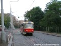 Vůz T3 ev.č.6862 vypravený na linku 25 projíždí manipulační jednokolejnou tratí¨v ulici Hládkov. | 27.9.2005