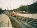 Souprava vozů T3 #6868+6869 vypravená na linku 5 po pár metrech jízdy opustí jednokolejný úsek. | 24.3.2001