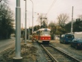 Souprava vozů T3 #6906+6807 vypravená na linku 5 vjíždí do jednokolejného úseku tratě v Trojské ulici. | 24.3.2001