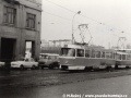 Souprava vozů T3 ev.č.6908+6909 vypravená na linku 12 míří po Bubenském nábřeží ke křižovatce na severním předmostí Hlávkova mostu. | 12.2.1978