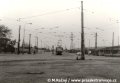 Pohled ze smyčky Nový Hloubětín do Kolbenovy ulice směrem k Palmovce na soupravu vozů T3 ev.č.6922+6921 vypravenou na linku 3 stanicující v zastávce | 26.10.1986