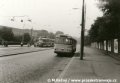 Zatímco ze soupravy vozů T3 ev.č.6949+6948 vypravené na linku 31 vystupují ve výstupní zastávce trojúhelníku Invalidovna cestující, u chodníku již na jejich nástup vyčkává autobus náhradní dopravy Karosa ŠM 11 1630 ev.č.6899 | 15.8.1981
