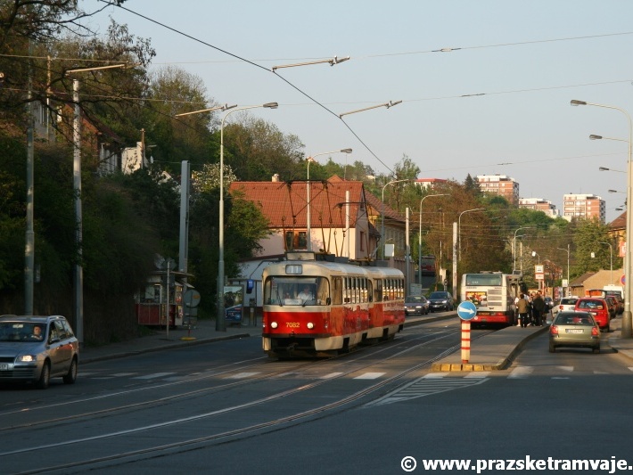 Souprava vozů T3SUCS ev.č.7082+7078 vypravená na linku 11 opustila zastávku Michelská a míří k zastávce Pod Jezerkou. | 21.4.2001