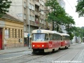 Souprava vozů T3SUCS ev.č.7094+7095 vypravená na linku 1 opustila zastávku Dělnická a míří ke světelné signalizaci na stejnojmenné křižovatce. | 20.8.2006