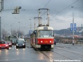 Souprava vozů T3SUCS ev.č.7172+7173 vypravená na linku 18 projíždí světelně řízenou křižovatkou na Jiráskově náměstí k ostrůvku stejné jméno nesoucí zastávky | 11.3.2006