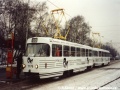 Souprava vozů T3SUCS ev.č.7176+7177 vypravená na linku 18 opatřená celovozovou reklamou na finanční leasing stanicuje v zastávce Vozovna Střešovice | leden 1995