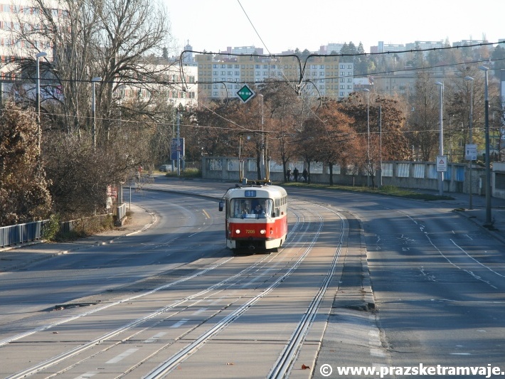 Vůz T3SUCS ev.č.7205 vypravený na linku 11 překonává v Chodovské ulici potok Botič a pozvolna stoupá k zastávce Chodovská. | 27.11.2011