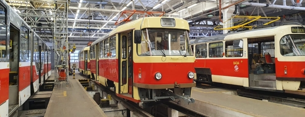 Z opravy v ostravské Ekově se na pražské koleje vrátily vozy T3SUCS #7269 a T3M #8042 určené pro retro provoz. V Opravně tramvají probíhají dokončovací a oživovací práce. | 8.2.2021