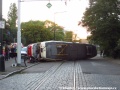 V ulici Hládkov se uskutečnilo cvičení záchranářů simulující záchranu zraněných z převrácené tramvaje po střetu s nákladním automobilem. Ke cvičení posloužil uměle vykolejený a převrácený vyřazený vůz T3M ev.č.8018. | 18.9.2015