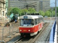 Vůz T3M2-DVC ev.č.8051 vypravený na linku 5 klesá splítkou Seifertova k Hlavnímu nádraží... | 16.5.2004