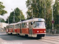 Souprava vozů T3M ev.č.8052+8101 vypravená na linku 33 opustila oblouk mezi ulicí Komunardů a Bubenským nábřežím a míří k zastávce Pražská tržnice. | 29.9.2003