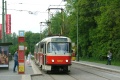 Souprava vozů T3R.P #8342+#8343 vypravená na linku 22 odbavuje na Brusnici cestující. | 12.5.2004