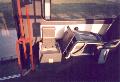 Pohled na zásobník písku a dutou konstrukci sloužící k jeho vnějšímu doplňování po odkrytí sedačky