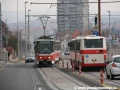 Na přeložce Horoměřická se míjí souprava vozů T6A5 ev.č.8624+8644 vypravená na linku 26 s autobusem Karosa B941.1930 ev.č.6278 na letištní lince 119. | 27.3.2011