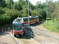 Souprava vozů T6A5 ev.č.8655+8656 vypravená na linku 20 vjíždí na střední kolej smyčky Dlabačov. | 5.9.2004