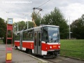 V době elektronických transparentů si může řidič ze své tramvaje vytvořit co chce... Tak se snadno i vůz cvičné jízdy T6A5 ev.č.8663 proměnil v linku 32 ve výstupní zastávce smyčky Špejchar. | 3.7.2007
