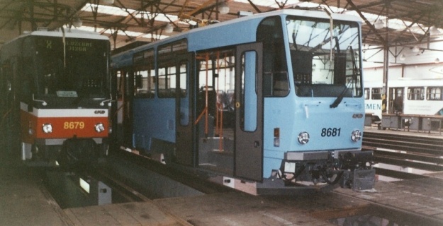 Setkání čelních vozů poslední soupravy první a první soupravy druhé série pražských vozů T6A5. | 2.8.1996