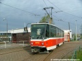 Vůz T6A5 ev.č.8722 vypravený na linku 11 vjíždí, s využitím kolejové spojky za výstupní zastávkou, na vnitřní kolej smyčky Spořilov. | 27.4.2005