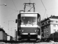 Vůz KT8D5 ev.č.9004 vypravený na linku 38 vjíždí u zastávky Vinice na jednokolejnou trať. | 12.6.1991