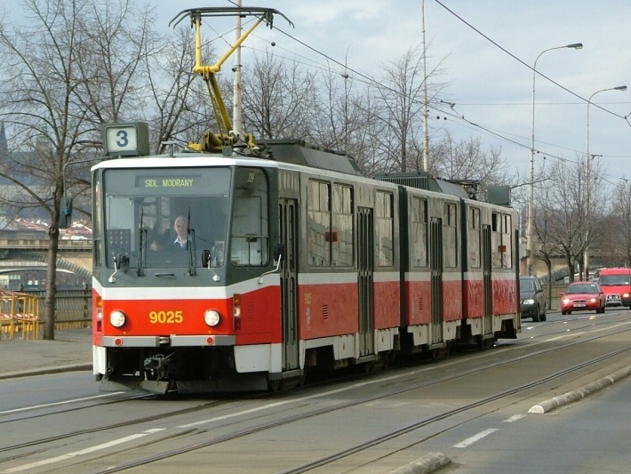 Vůz KT8D5 ev.č.9025 vypravený na linku 3 a zkušebně opatřený polopantografem po Rašínově nábřeží míří k zastávce Výtoň. | 15.3.2004