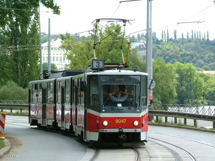 Vůz KT8D5 ev.č.9047 vypravený na linku 3 pravým obloukem vjíždí do Vyšehradského tunelu od Podolské vodárny. | 22.8.2004