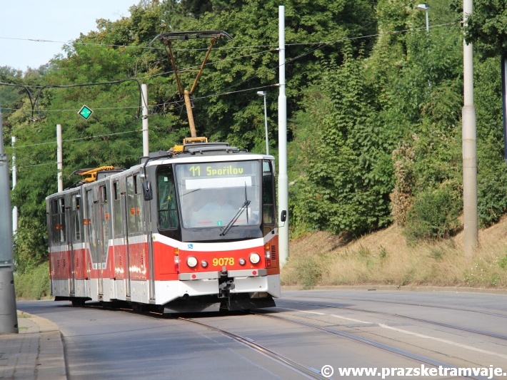 Vůz KT8D5.RN2P ev.č.9078 vypravený na linku 11 míří ulicí U plynárny k zastávce Chodovská. | 6.8.2012