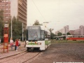Vůz RT6N1 ev.č.9102 vypravený na linku 11 odbavuje cestující v nástupní zastávce vnitřní koleje původní smyčky Černokostelecká. | 30.8.1997