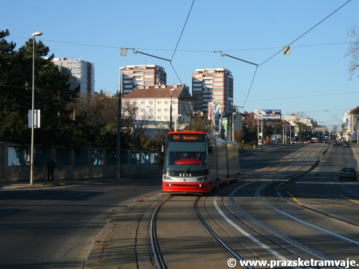 Vůz Škoda 15T ev.č.9215 vypravený na linku 11 klesá Chodovskou ulicí k zastávce Teplárna Michle. | 27.11.2011