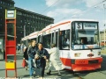 Vůz GT6N ev.č.801 odbavuje cestující v nástupní zastávce vnější koleje původní smyčky Podbaba. | 8.10.1992
