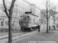 Zbývá den do zahájení provozu na provizorní jednokolejné přeložce tramvajové tratě a již se tu prohání dvounápravový kolejový brus ev.č.4091, vozidlo, které dnešním pražským kolejím chybí jak sůl... | 27.2.1977