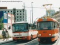 Řidič autobusu ev.č.6306 vypraveného na linku X-9 při míjení pracovního vozu T3 ev.č.5521 již tuší, že za pár dní budou opět místo náhradní dopravy na místě tramvaje. | 24.8.2003