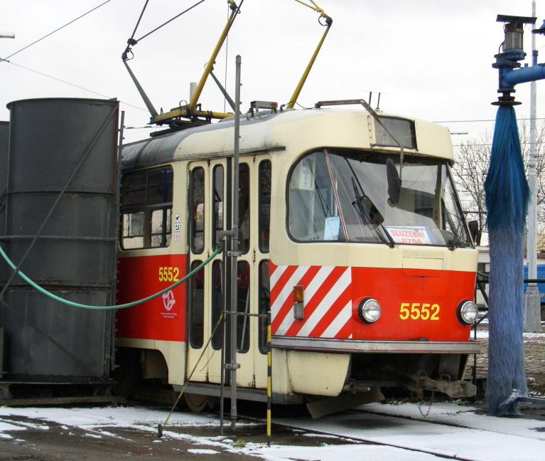 Manipulační vůz T3 vozovny Kobylisy ev.č.5552 v mycím rámu na objízdné koleji vozovny Kobylisy. | 27.3.2003