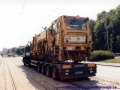 Podbíječka Plasser & Theurer 08-275 ZW připravená ke složení z nákladního automobilu na Kotlářce | 24.7.2003